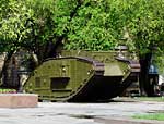 Старый танк на площади