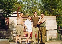 Группа сотрудников метеорной группы в Крыжановке, на заднем плане старый павильон метеорного патруля